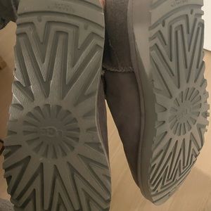 New never worn Ugg’s. Size 8. Grey.